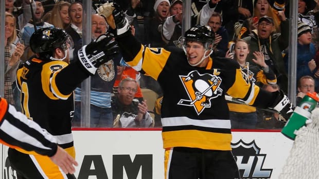 Sidney-Crosby-Gregory-Shamus_1.jpg